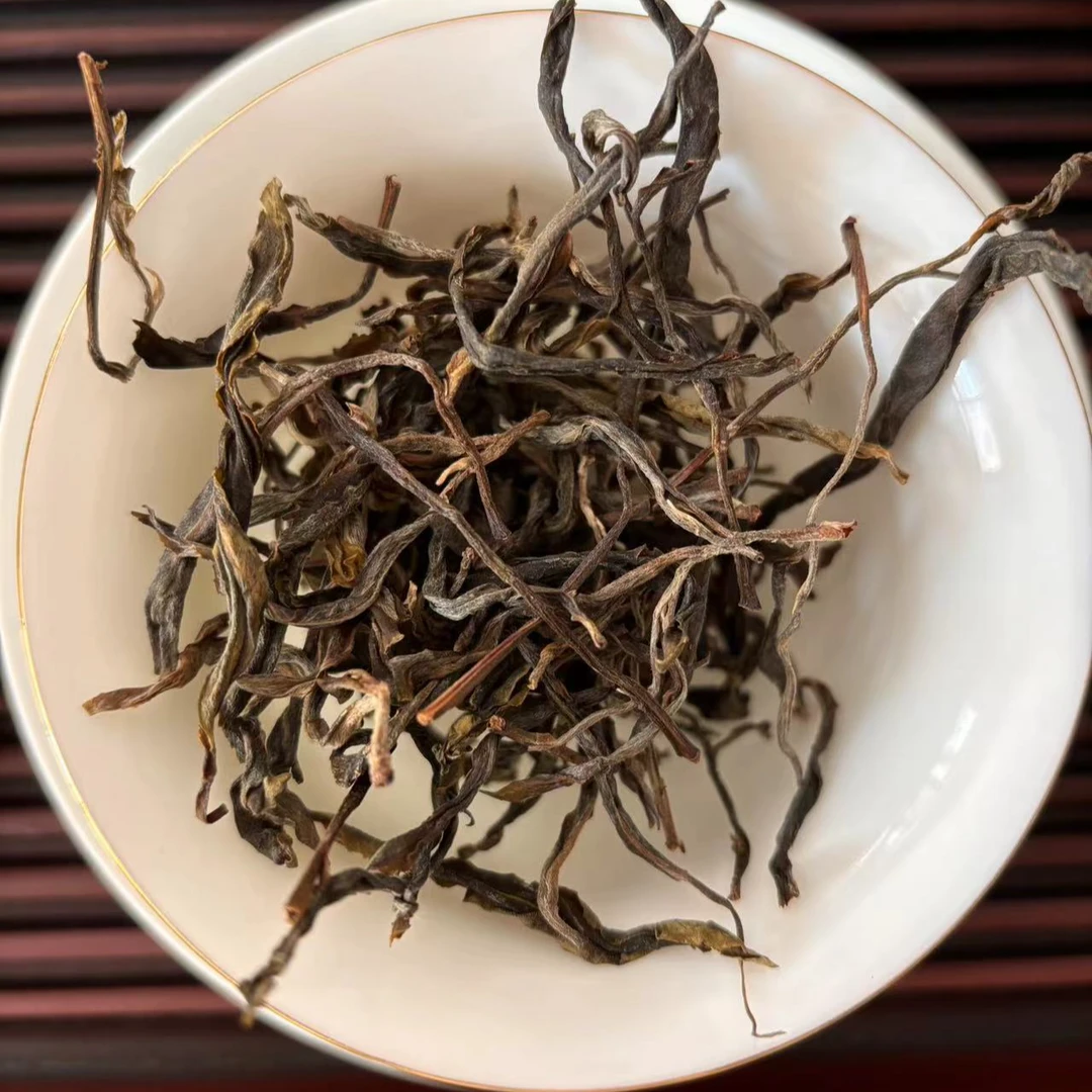 2024年易武刮风寨茶王树 头春挑采古树 普洱茶生茶