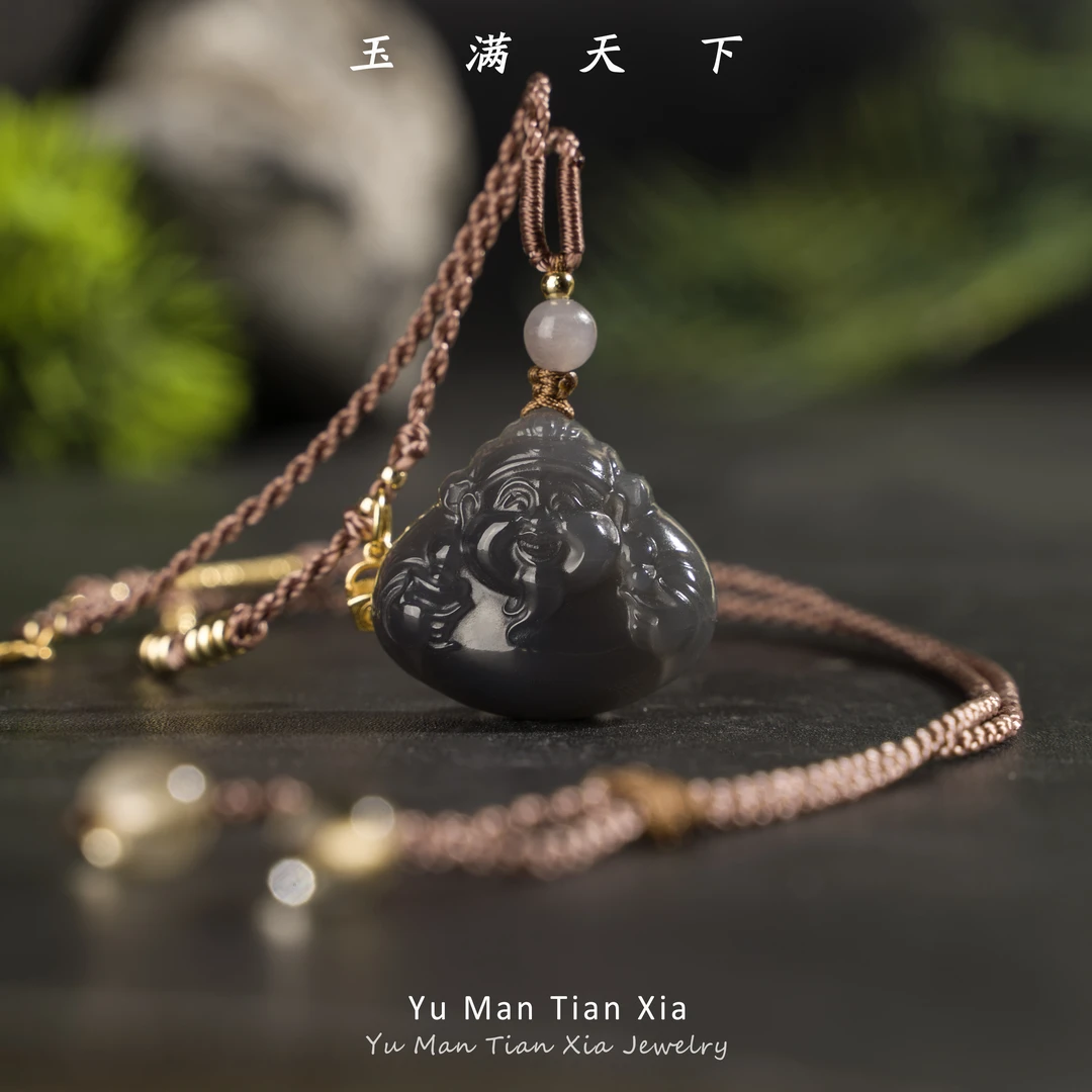 玉满天下和田玉烟紫小财神吊坠 颜色多样性发一