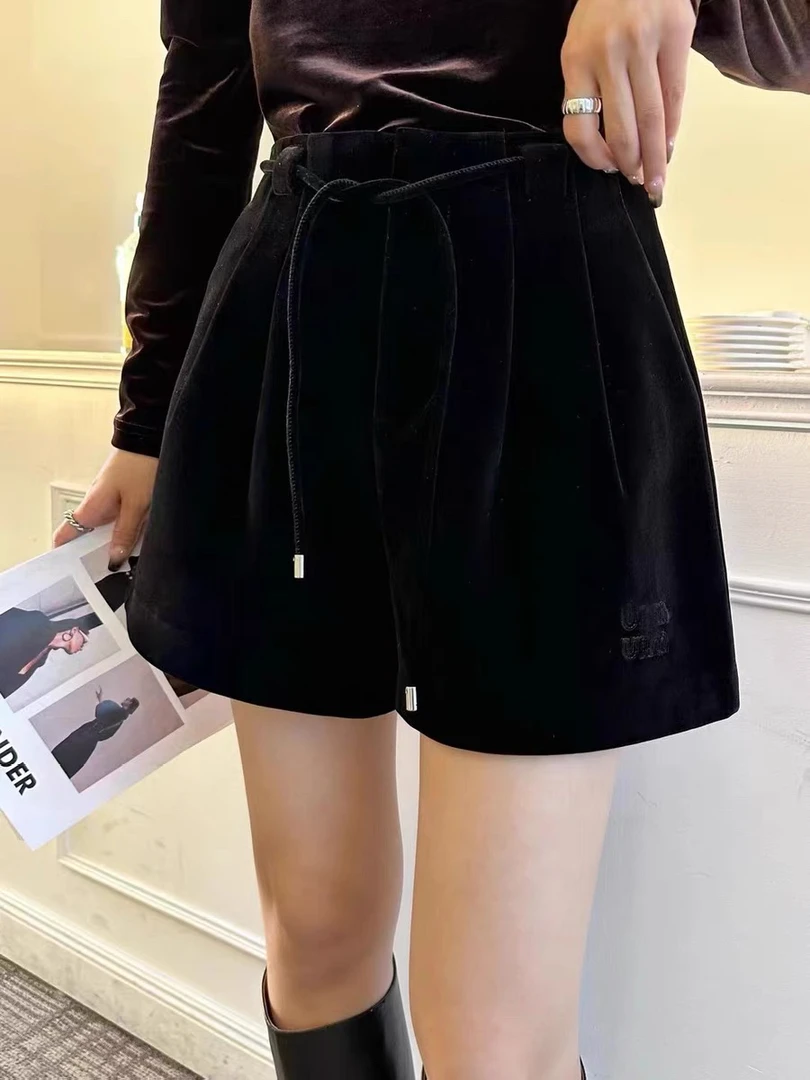 深圳MMOUHUO新款字母阔腿丝绒短裤