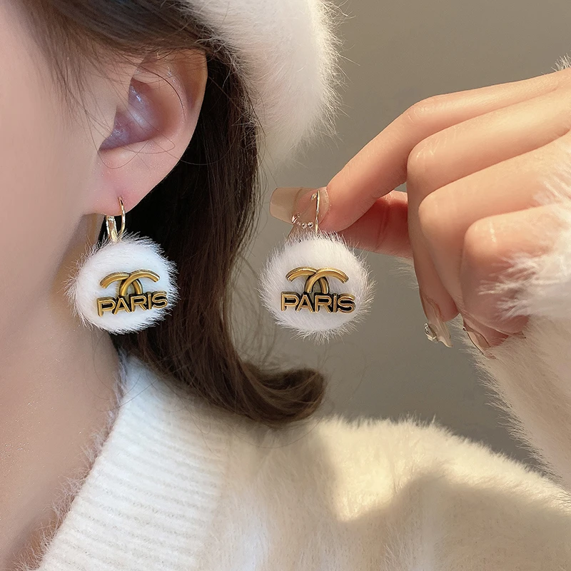 合金耳饰 秋冬毛毛字母耳环小众独特高级新款设计百搭耳饰女耳扣