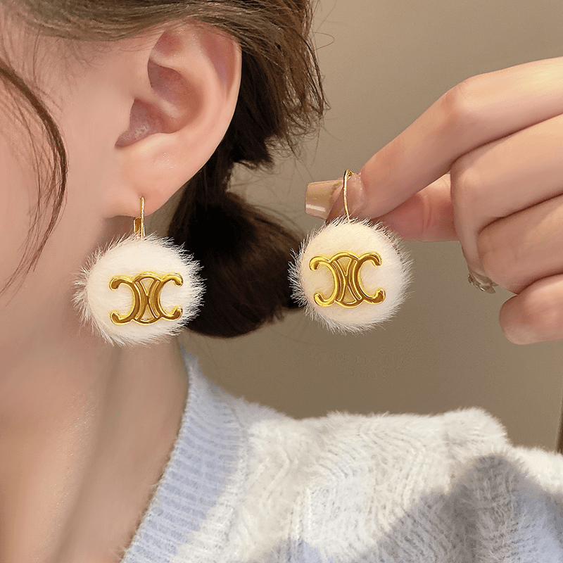 合金耳饰 白色毛毛球耳环新款秋冬高级感耳钉适合冬天的毛绒耳饰