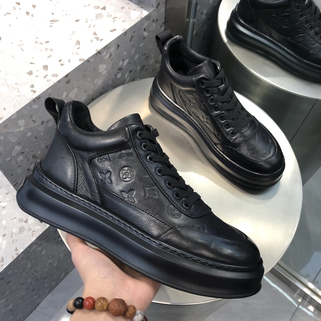 新款板鞋黑色厚底休闲男鞋压花百搭轻便广州品质男鞋牛皮真皮2025
