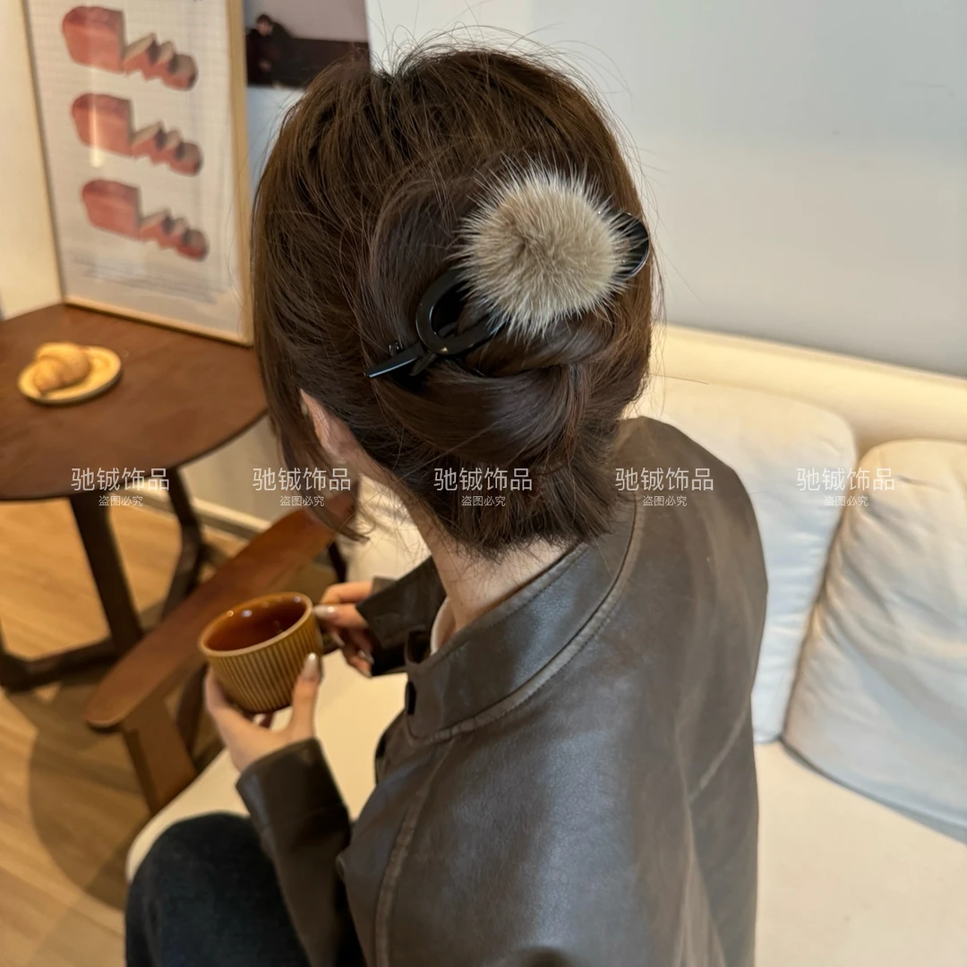 冬日氛围感～毛球一字夹简约气质高级感后脑勺扭扭夹秋冬毛绒发夹
