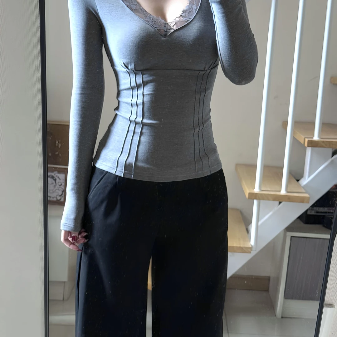 纯欲灰色v领T恤女秋冬甜辣妹性感打底衫蕾丝内搭短款独特绝美上衣
