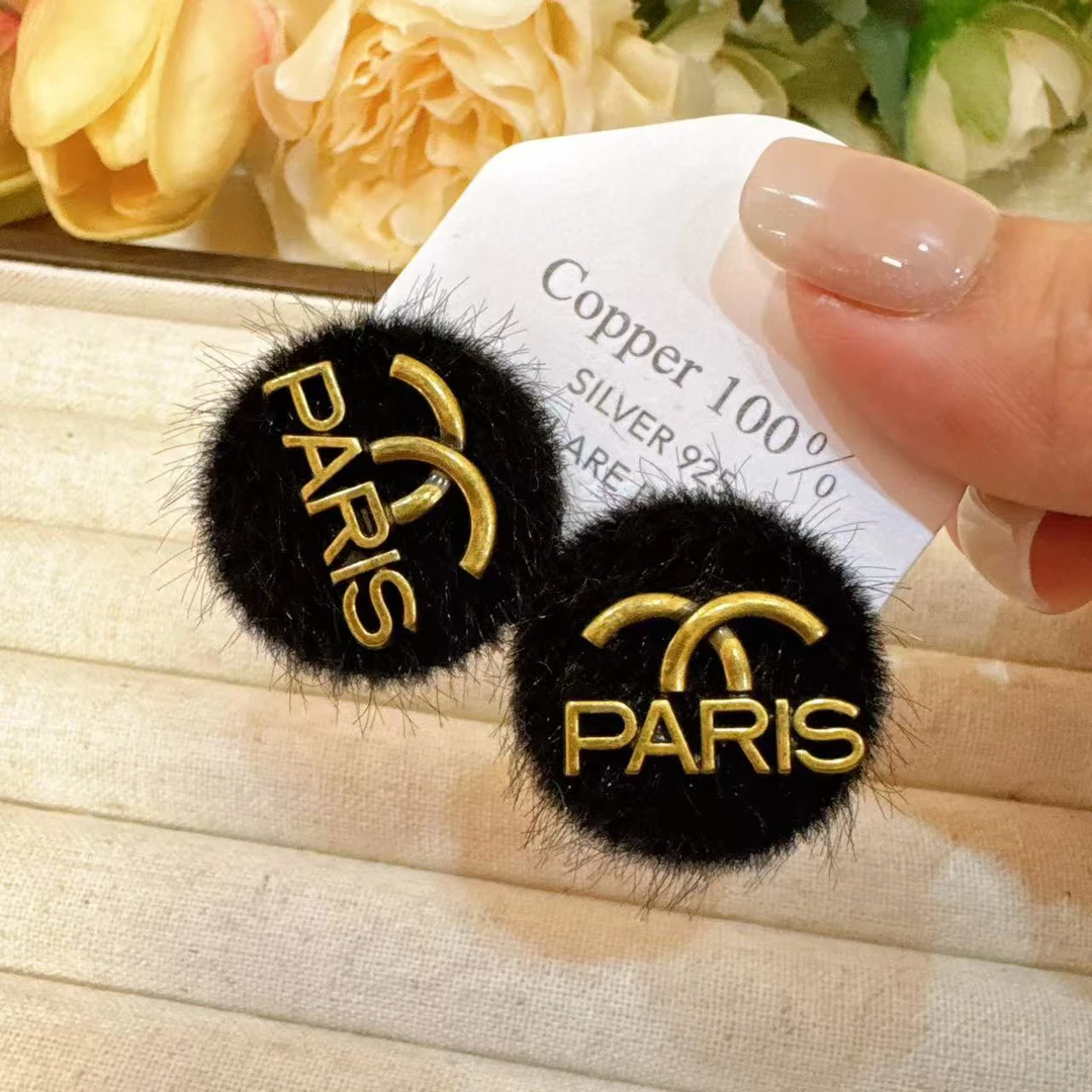 铜合金耳饰 【毛绒】黑色小香中古经典时尚耳钉 A63