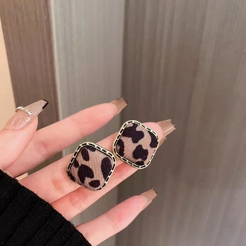 铜合金耳饰 做旧复古风辣妹豹纹布艺耳钉 A18