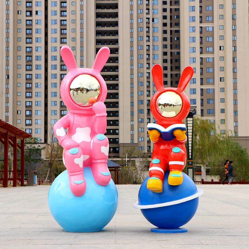 卡通大型雕塑电镀宇航兔太空兔子玻璃钢公园商场打卡装饰落地彩色