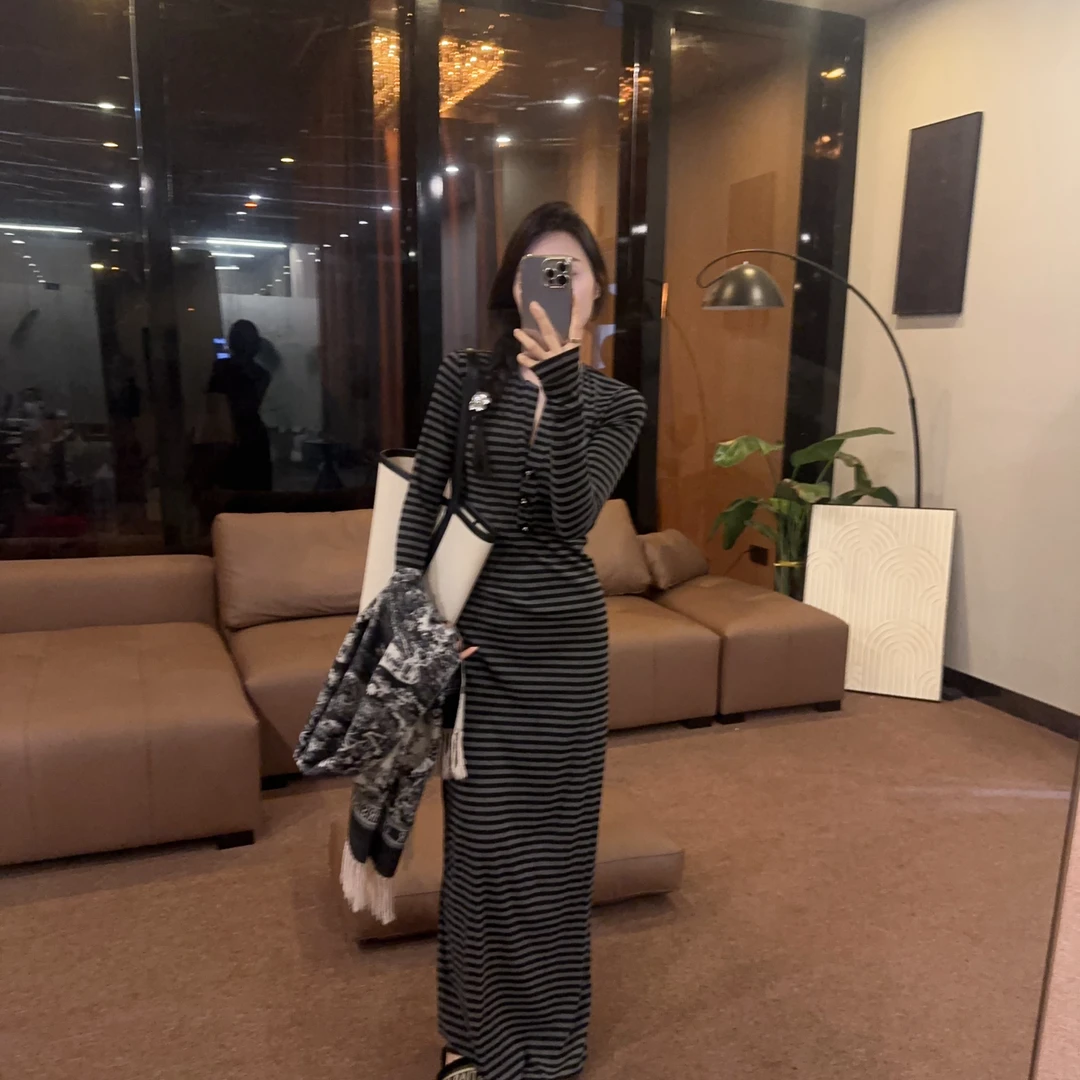 【OS&oneshow】慵懒条纹长袖连衣裙女秋冬季设计感修身显瘦打底长裙