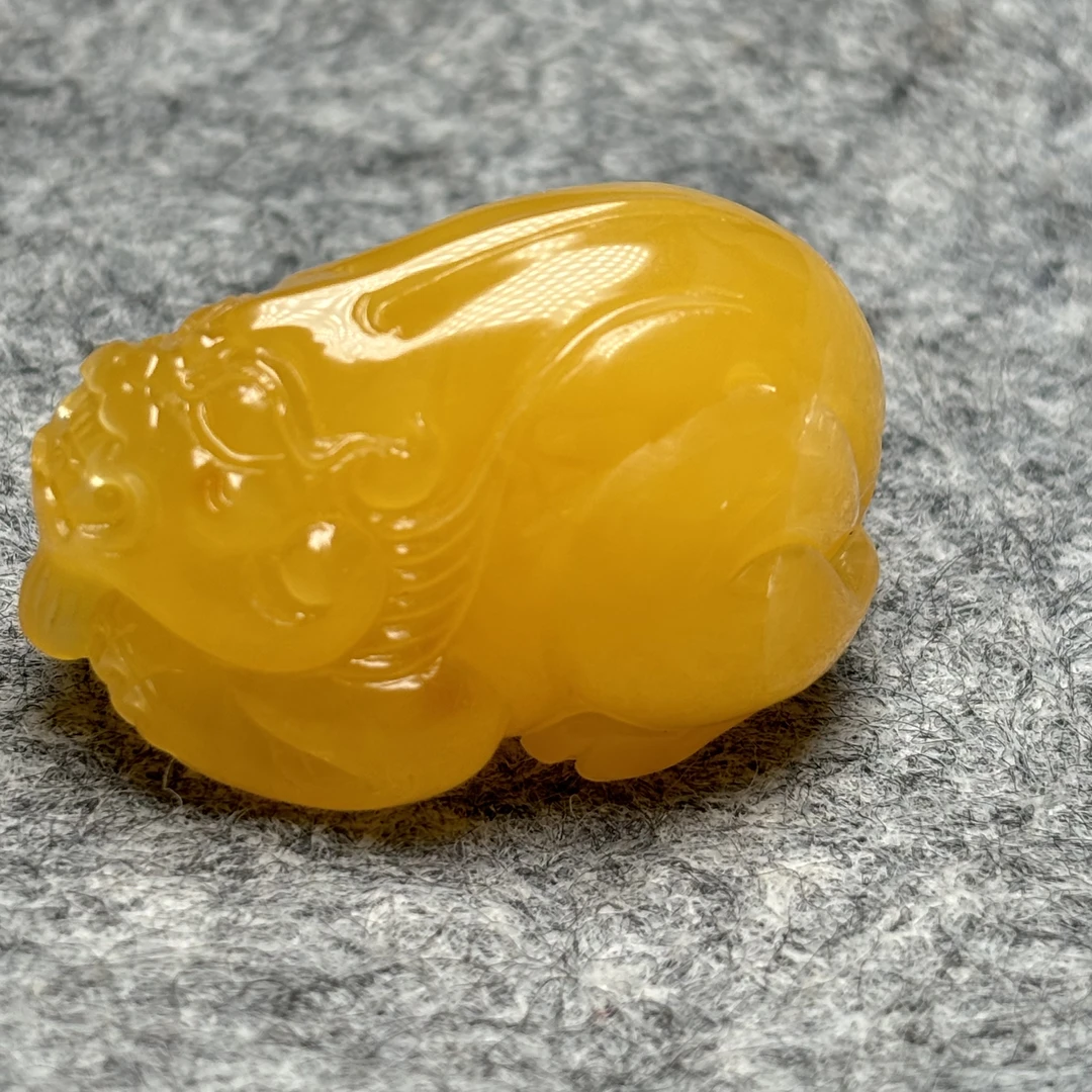 蜜蜡鸡油黄貔貅吊坠