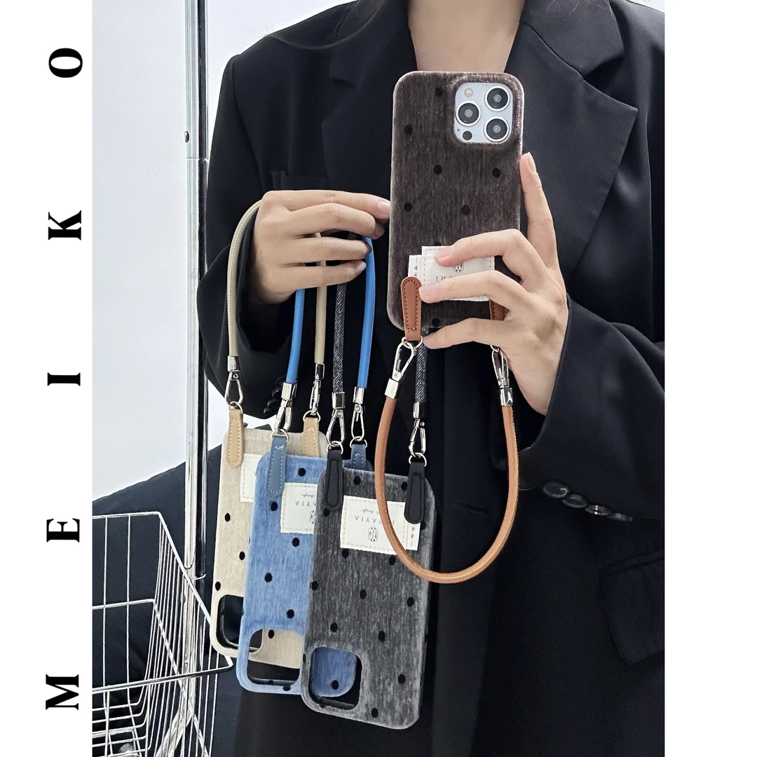 ins风秋冬贴皮绒布波点适用苹果16带挂绳15promax大孔14/13手机壳