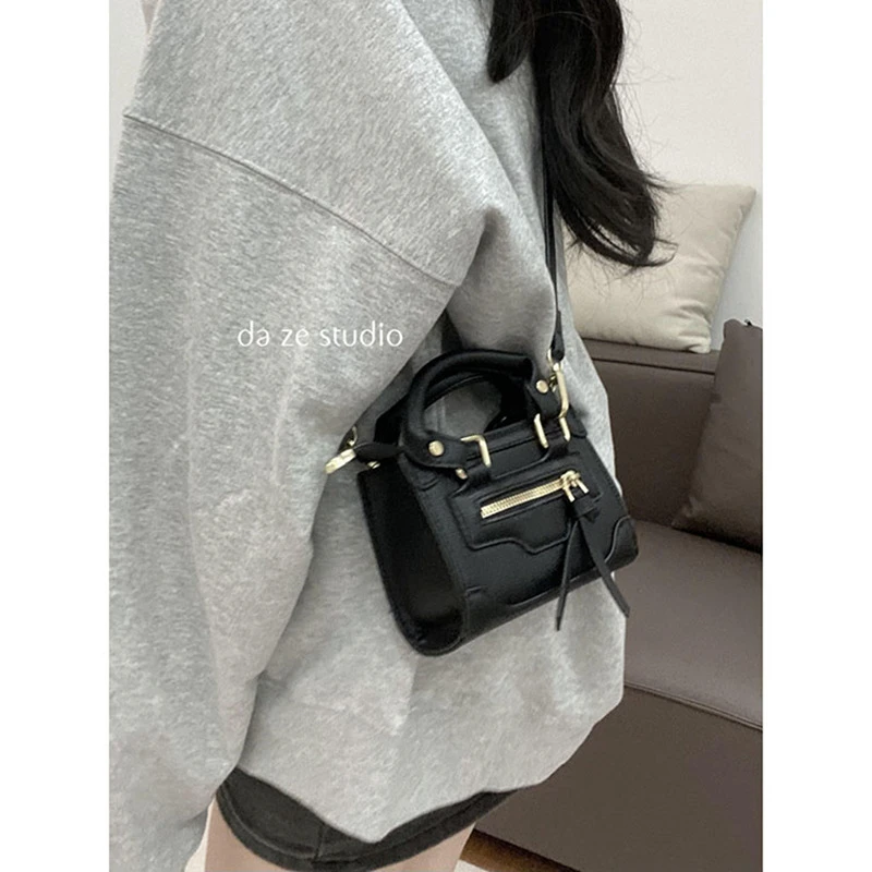 小包包女2024新款秋冬斜挎包精致独特百搭小众设计2024黑色迷你包