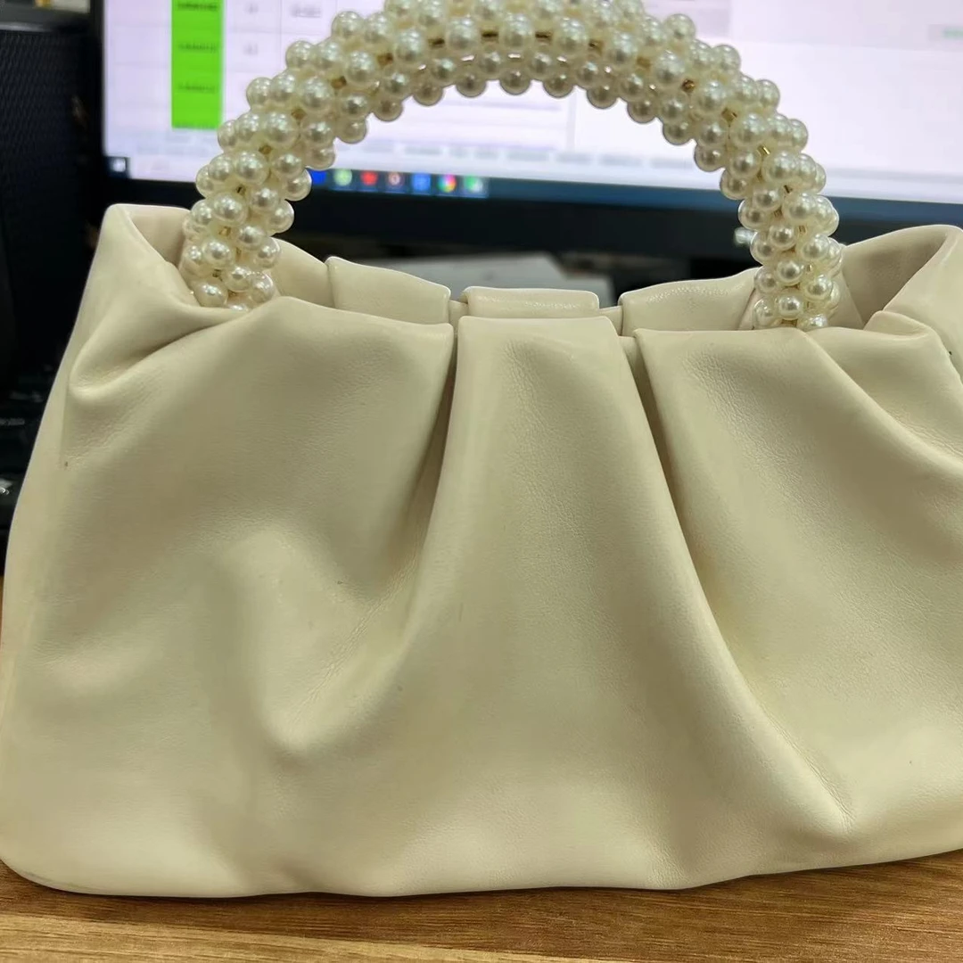 【非卖品仅展示用】精美白色包包