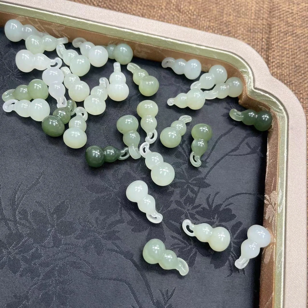 和田玉绿葫芦女款吊坠项链冰底冰透葫芦，多样性发其一