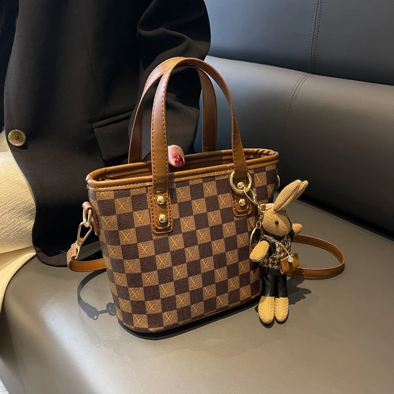 高级质感小包包女春秋2025新款时尚小众斜挎包爆款手提格子水桶包