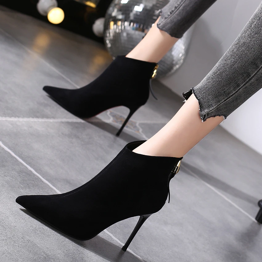 尖头高跟鞋细跟绒面短靴女2024秋冬季新款加绒时尚磨砂百搭马丁靴