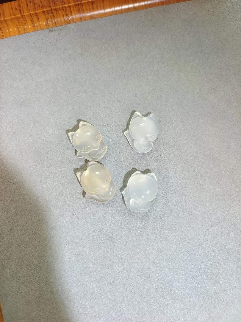 玛瑙雕刻小狐狸吊坠随机发货