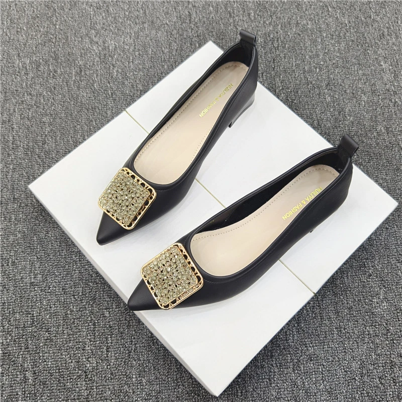 尖头粗跟单鞋女秋2025春秋季女鞋浅口软底鞋法式时尚钻扣四季瓢鞋