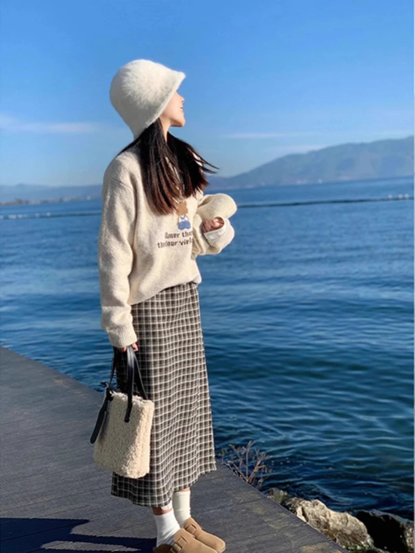 2024秋冬新款小个子韩系温柔穿搭卡通圆领毛衣女格子半身裙两件套
