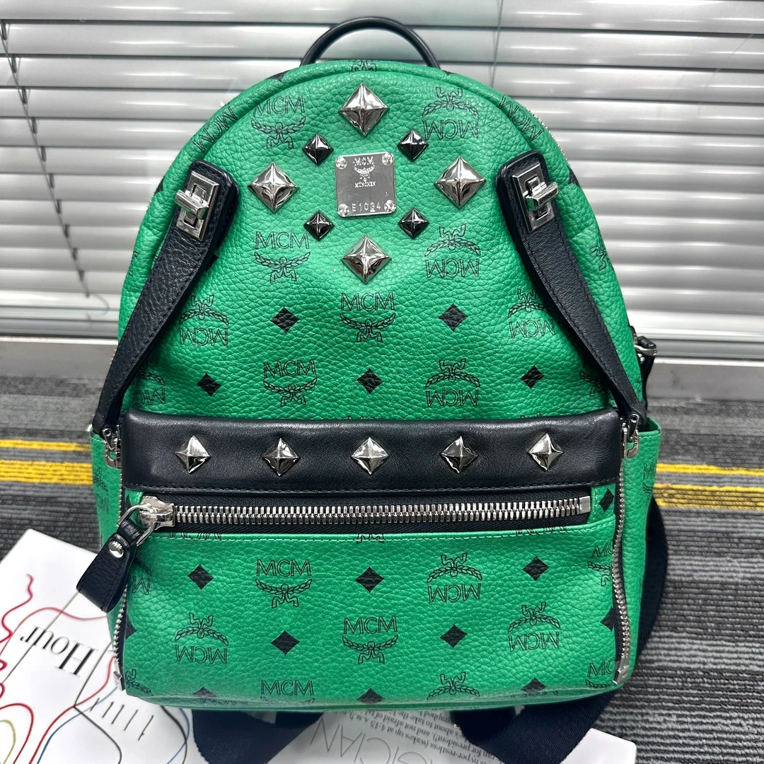 95新 MCM  XM/绿色铆钉朋克风满印老花小号双肩包/THSD10606007