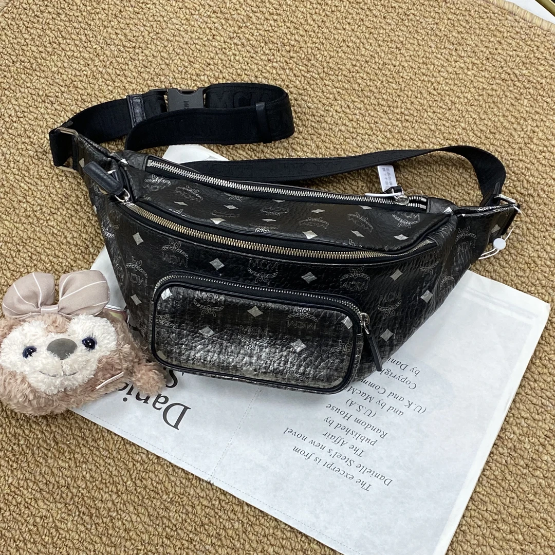 95新 MCM XM/百搭黑银渐变印花时尚单肩斜挎包胸包/THSD11604011