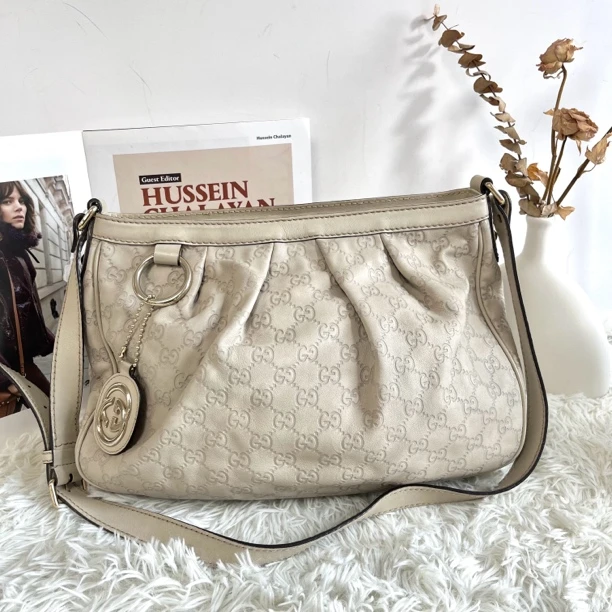 95新 GUCCI/古驰 XM/奶白色 暗印老花双G斜挎饺子包/JW10815013