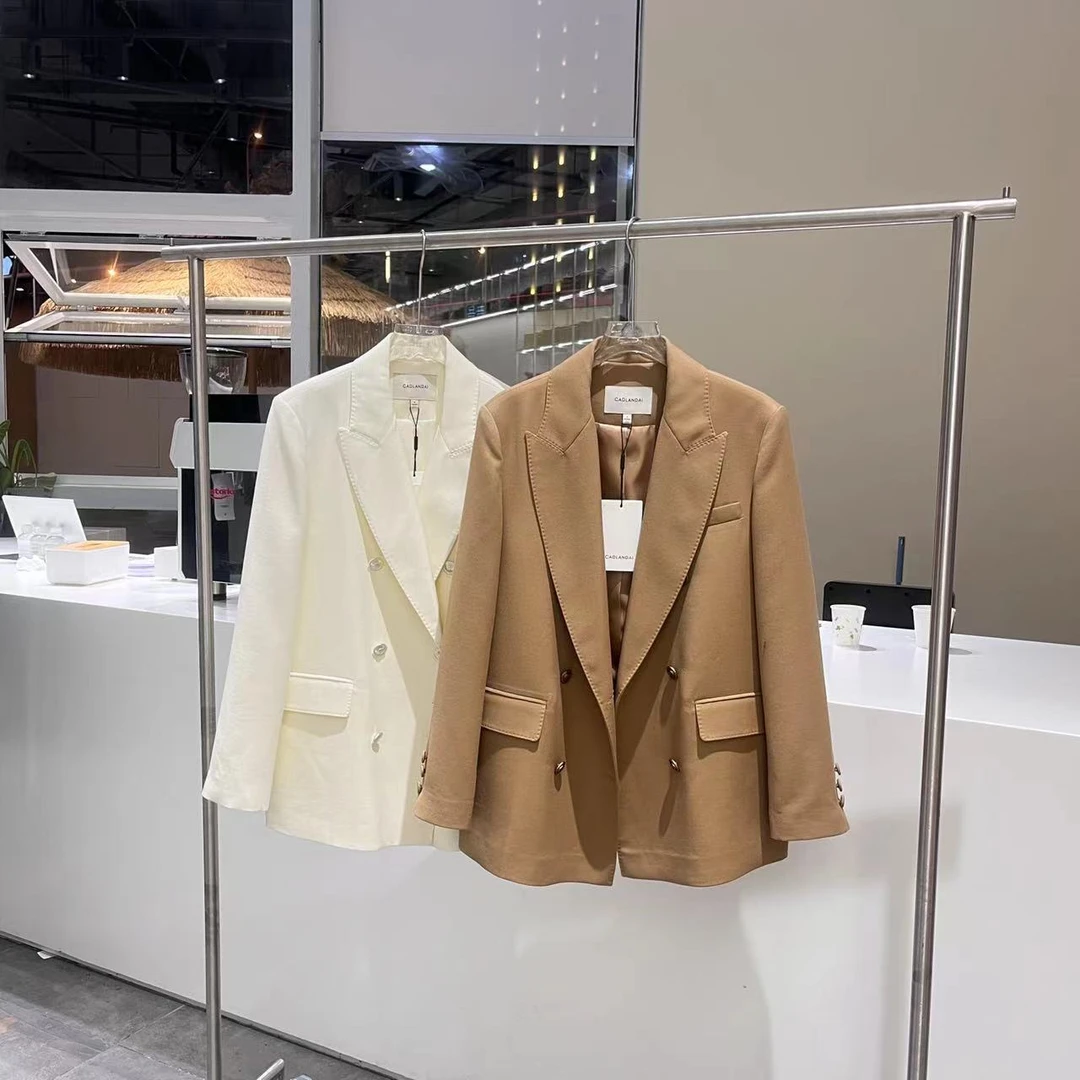 8571翻领六扣西服