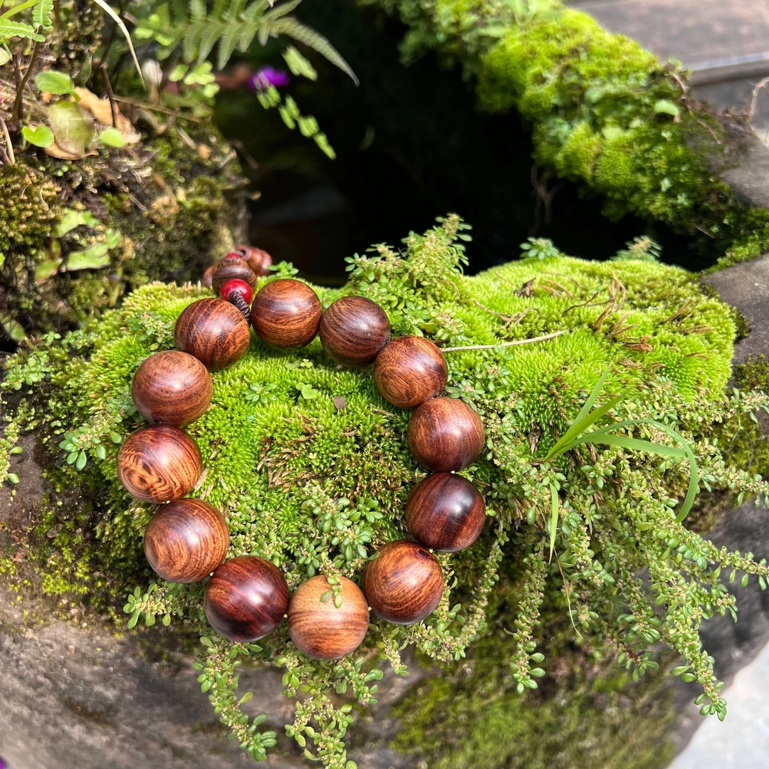 高山枯木料老油梨佛珠手串，具有油性高，密度高的特点，月盘越亮！