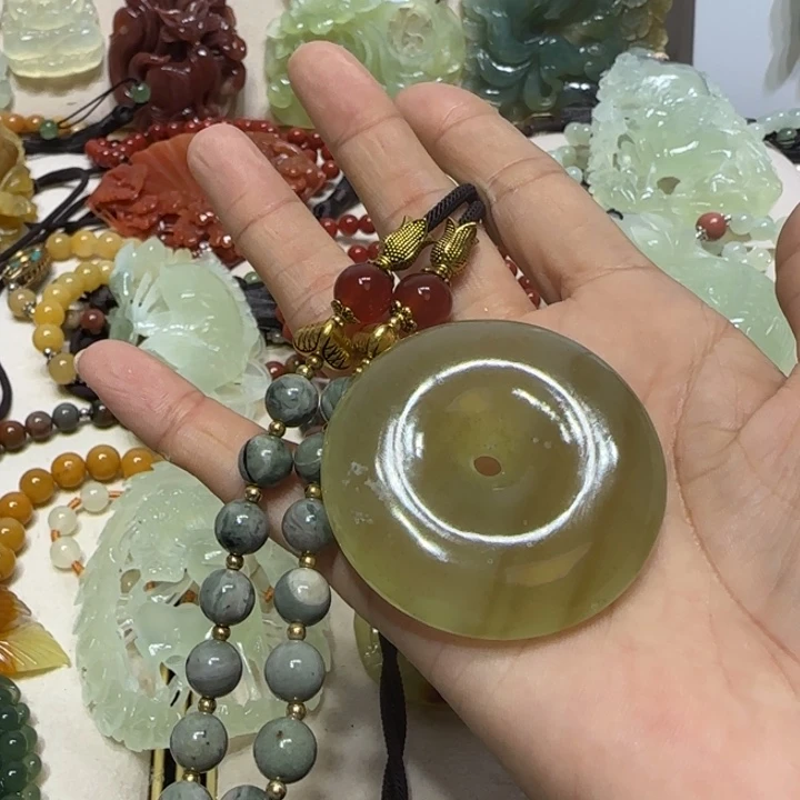 蛇纹石玉吊坠未镶嵌