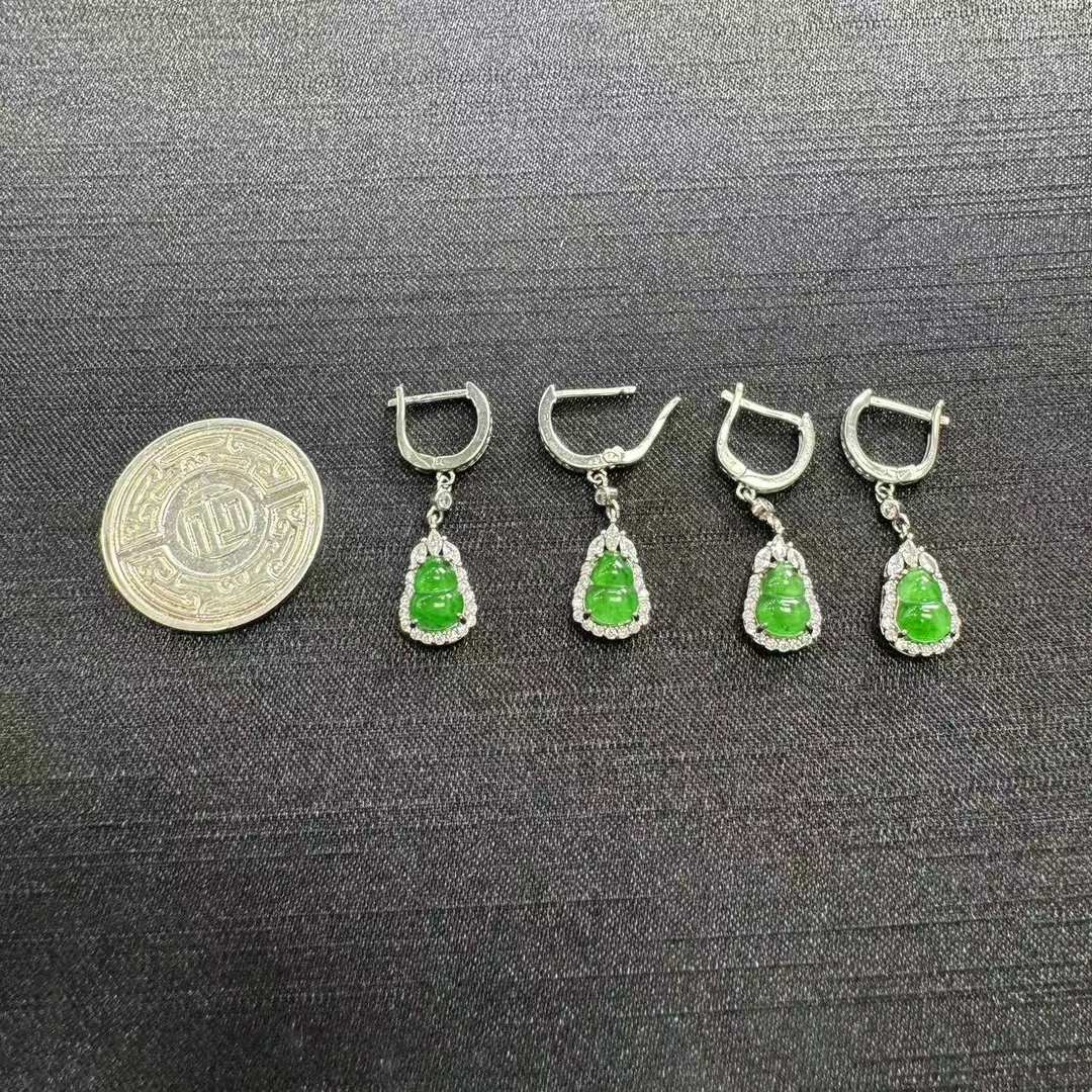 【现场收货】天然翡翠耳钉   多样性发货发一件  8h/25