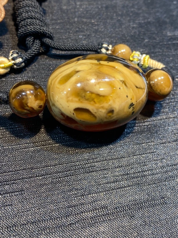 老油根锁骨桶珠项链，一半溶洞一半油根独特有魅力，重21克