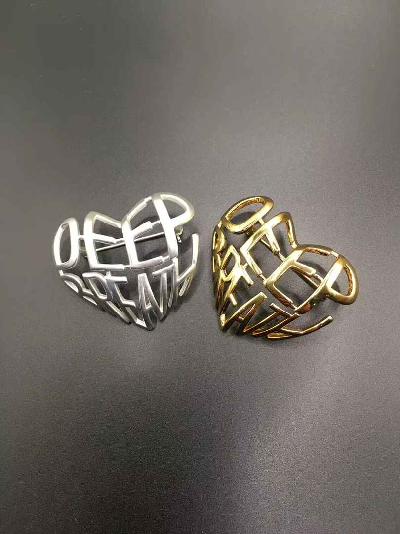 铜合金胸针 爱心形镂空字母胸针深呼吸胸花女设计感设计感