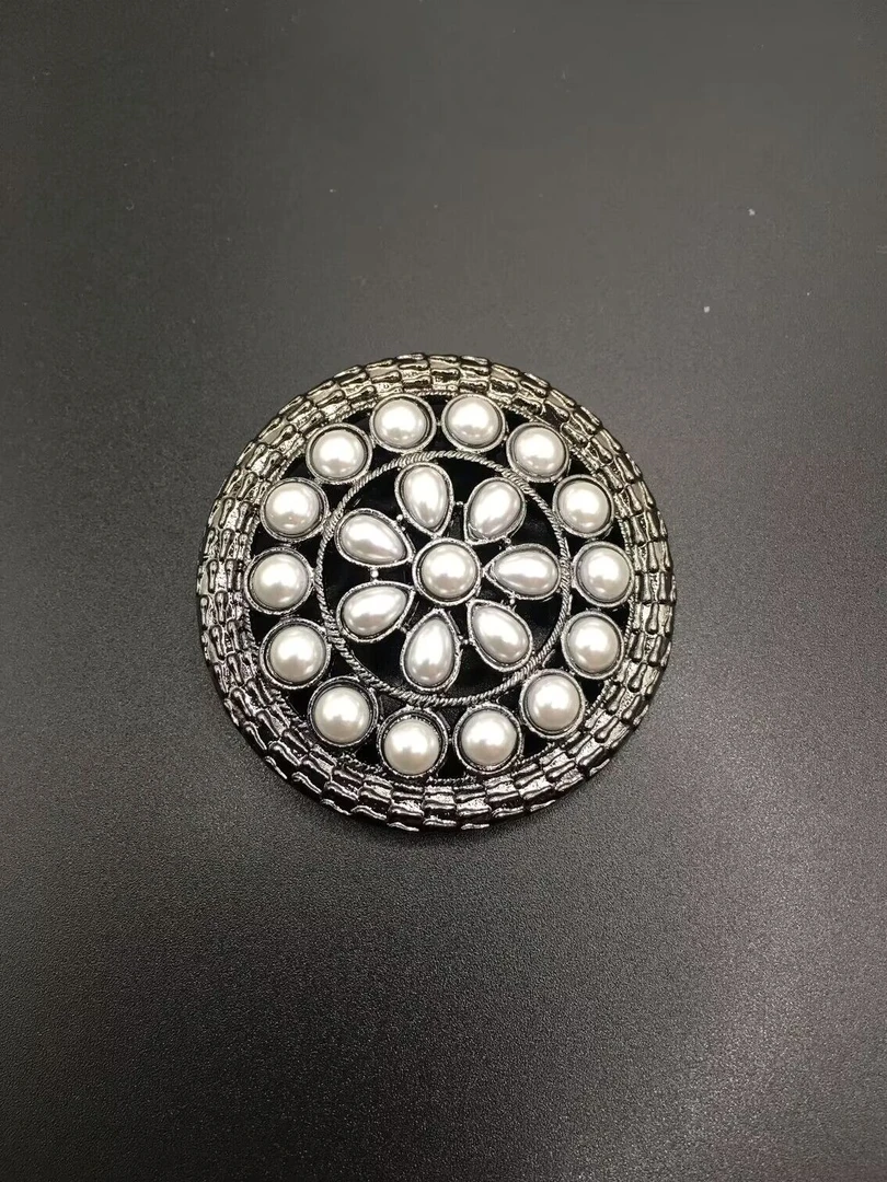 合金仿珍珠胸针 高档胸针女圆形镂空珍珠复古百搭胸花配饰别针