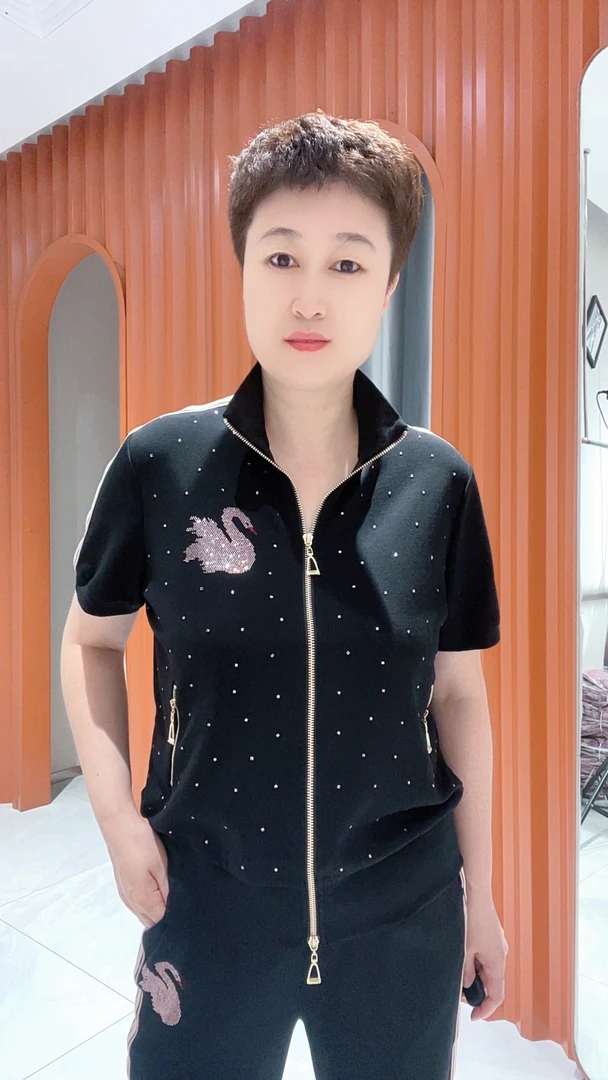 嘉莉丹:57274#烫钻天鹅立领中直筒裤休闲套装