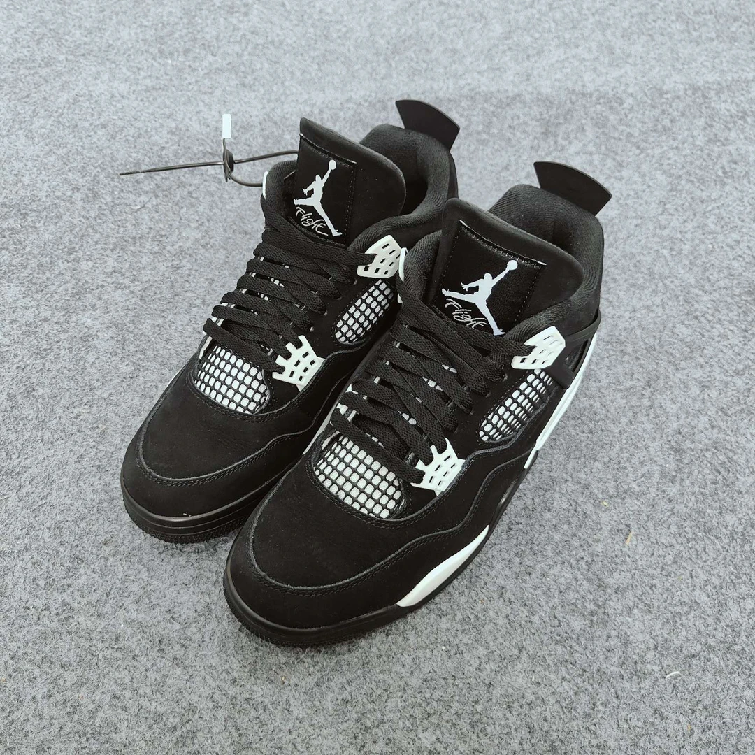 AJ4黑白雷公 43码 原盒 TT1404