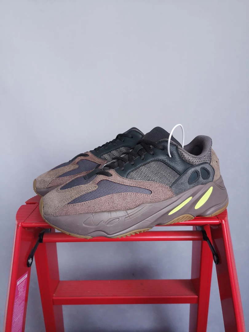 Yeezy700淡紫43码  JJ1530 鞋