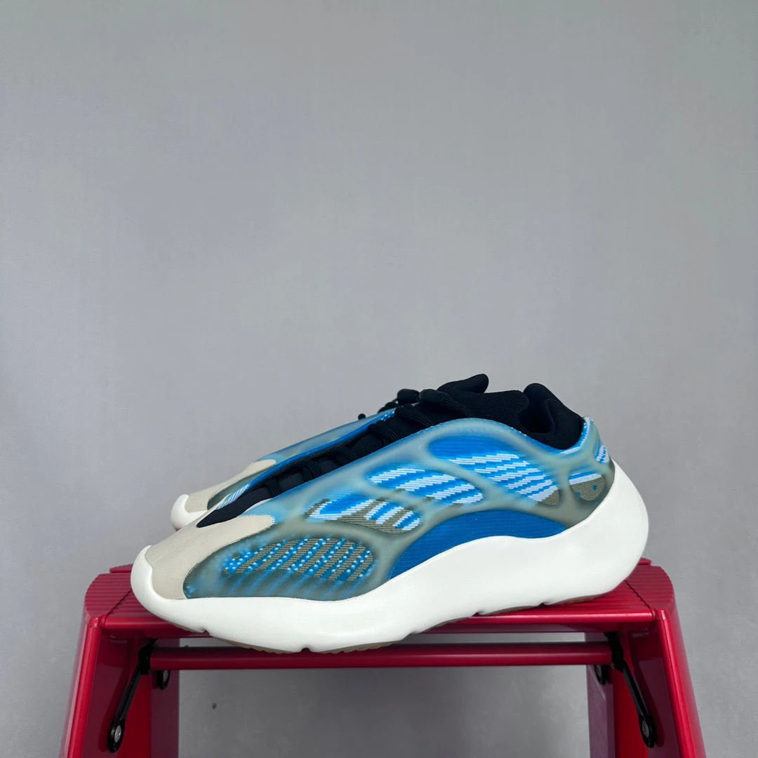 Yeezy700极光43码原盒  QQ0404 鞋