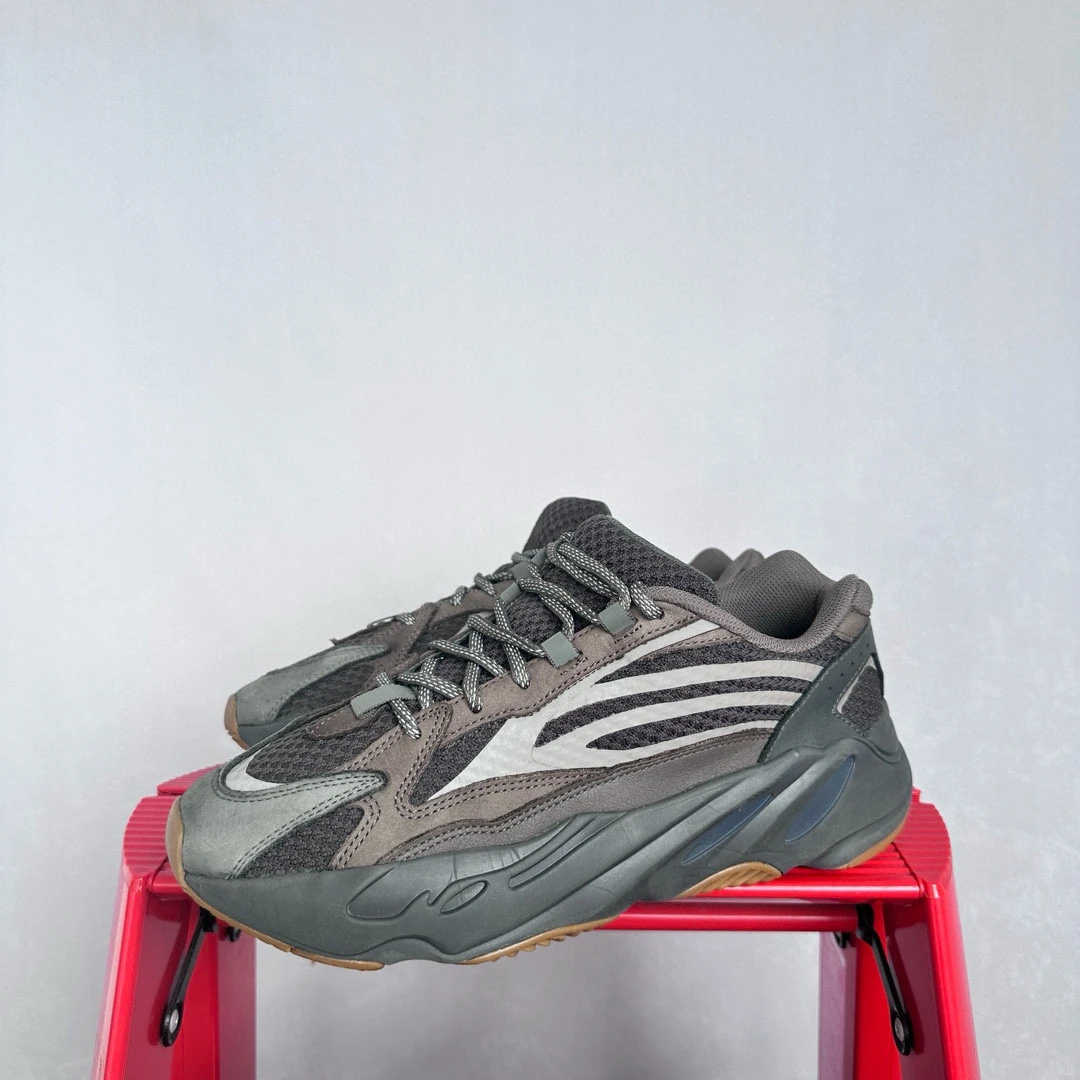 Yeezy700晶洞宝藏43码  QQ1012 鞋