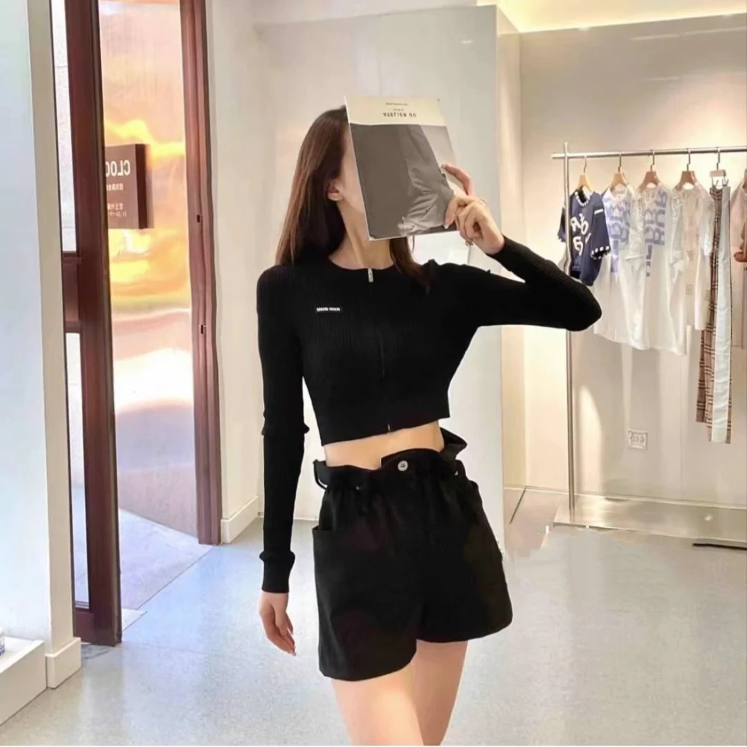 全新未使用  MIU MIU 黑色花苞短裤公价9900