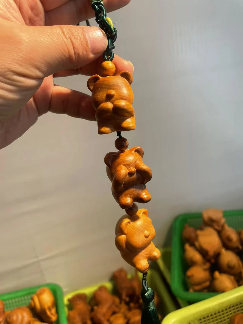 崖柏精雕手把件儿“三不熊”《非礼勿视、非礼勿听、非礼勿说》