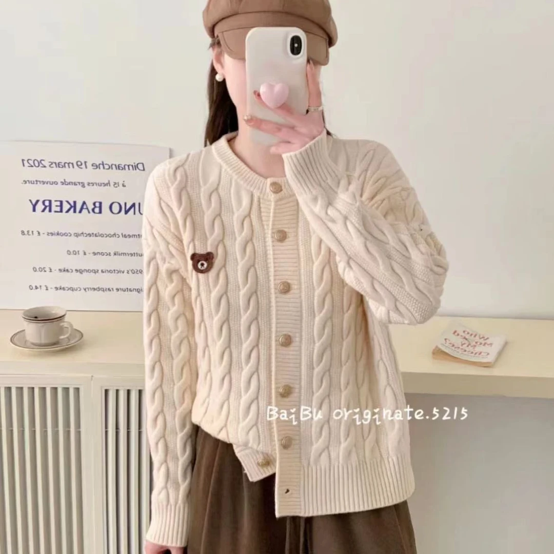 软糯绞花韩版绣花小熊圆领单排扣针织衫2024春款减龄百搭毛衣线衫