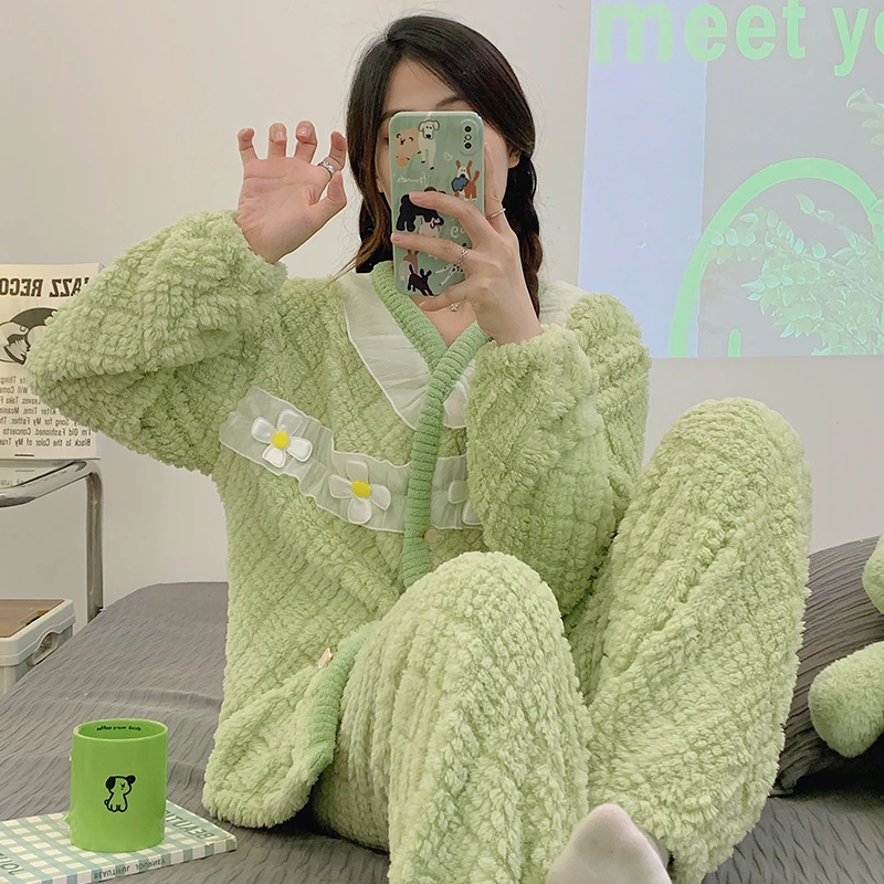 2024冬季新款加厚保暖珊瑚绒法兰绒睡衣女生大码200斤家居服套装