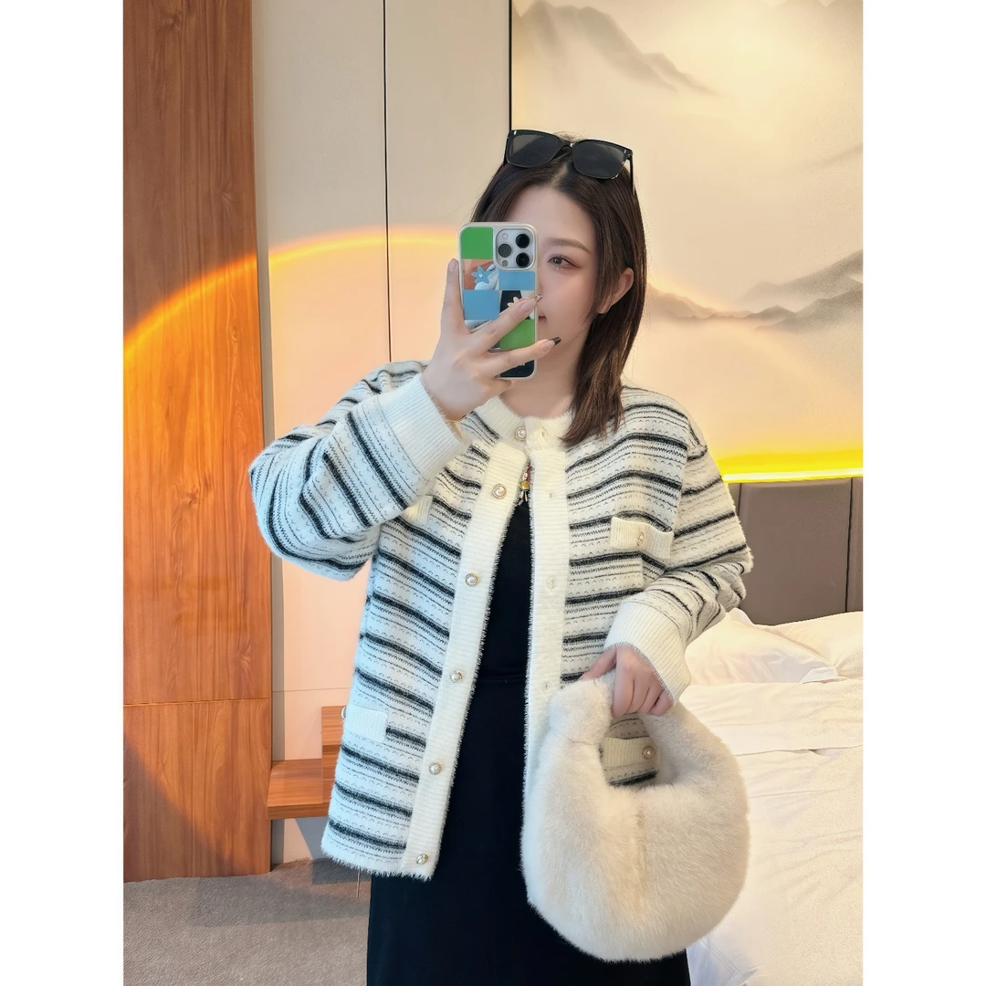 松烟玫瑰 / 条纹仿貂绒毛衣开衫8622花契200斤胖mm冬季~小琪推荐~