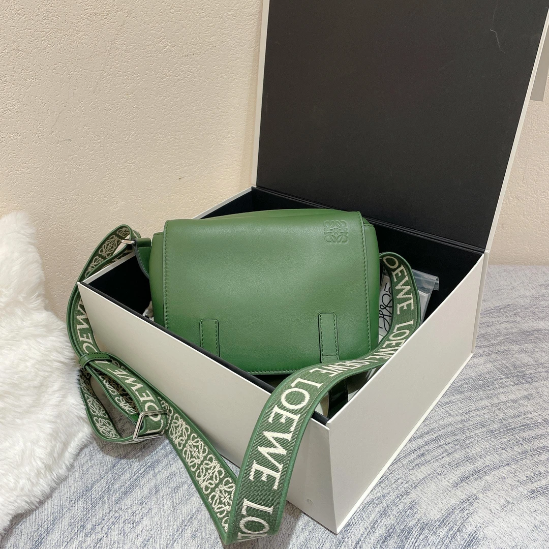 95新  一泽奢品/Loewe/新款 绿色邮差包/Z24070916A