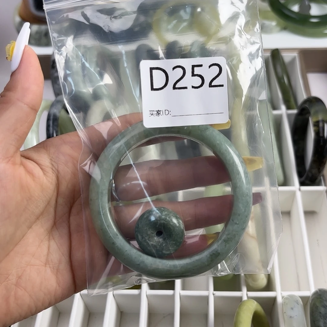 蛇纹石玉手镯未镶嵌巧****?