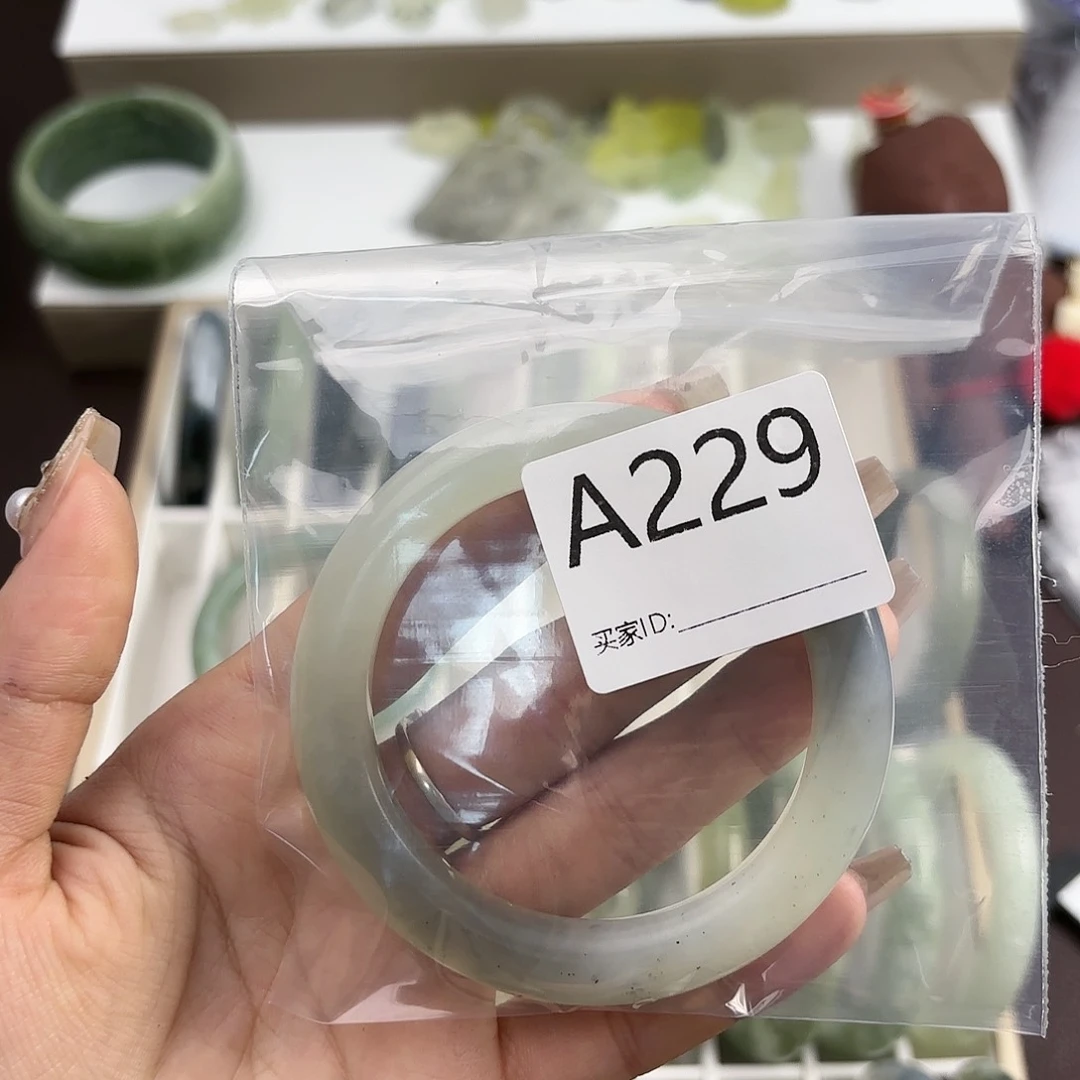 蛇纹石玉手镯未镶嵌矜**姐