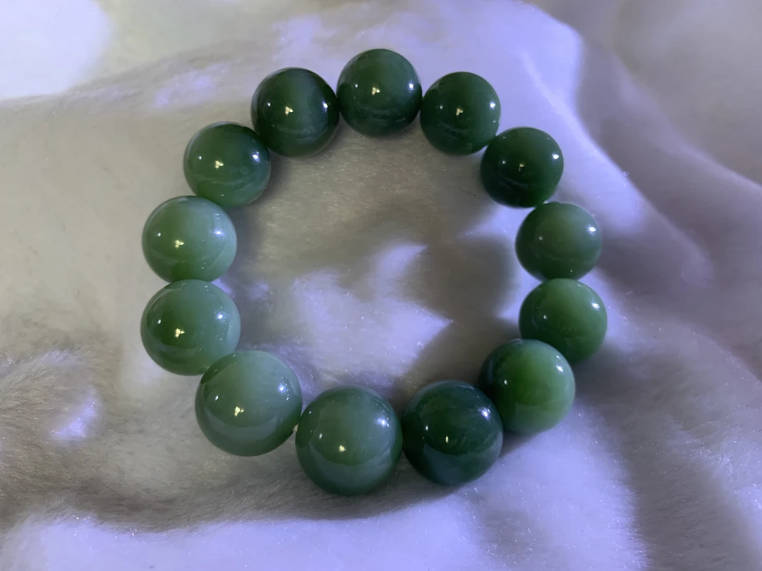 轻奢时尚百搭碧玉猫眼手串品相完美，高端大气绿色单圈玉手串渐变