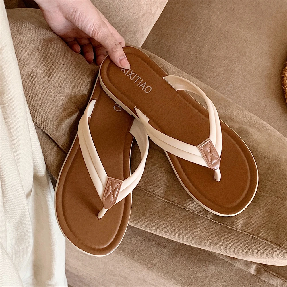 女士韩版简约风ins夹脚人字拖户外穿时尚拼色软底防滑沙滩凉拖鞋