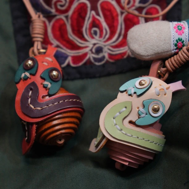 缦物 头层牛皮原创蛇来运转挂件包挂钥匙挂