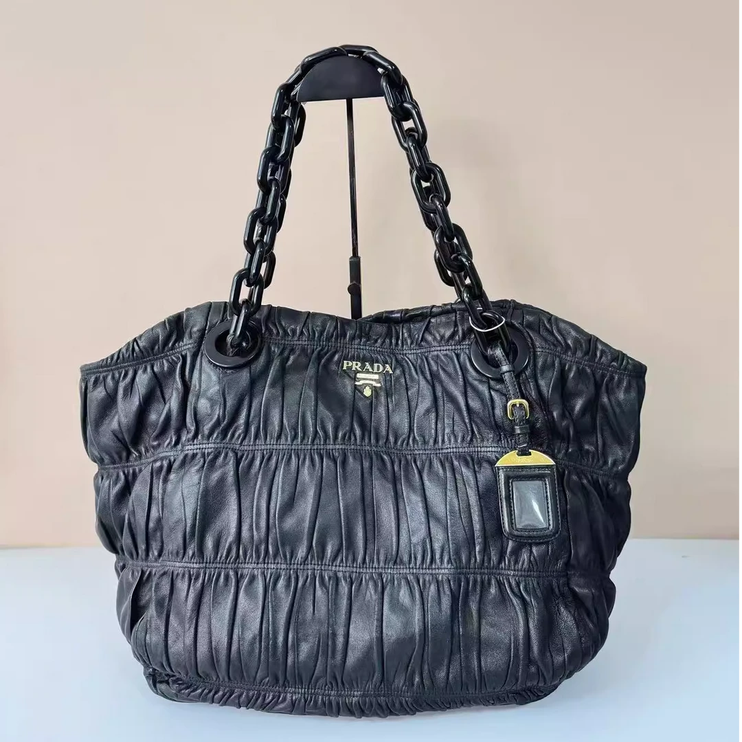 95新 Prada/普拉达 帝爵奢品 Prada 黑色褶皱购物袋