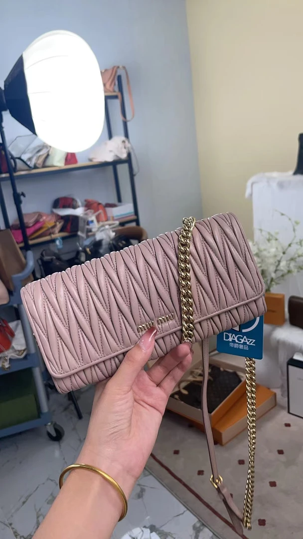 95新 MIU MIU/缪缪 帝爵奢品/95新/miumiu/奶茶褶皱单肩包